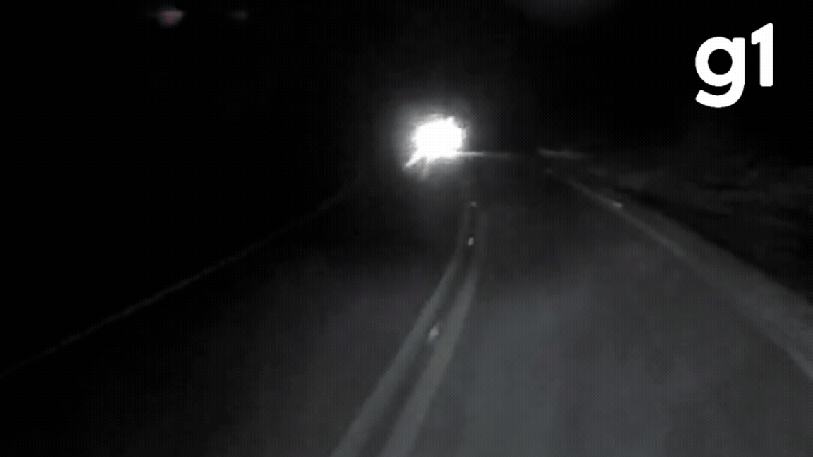 Homem morre após carro invadir pista e bater de frente com caminhão em MT; veja vídeo