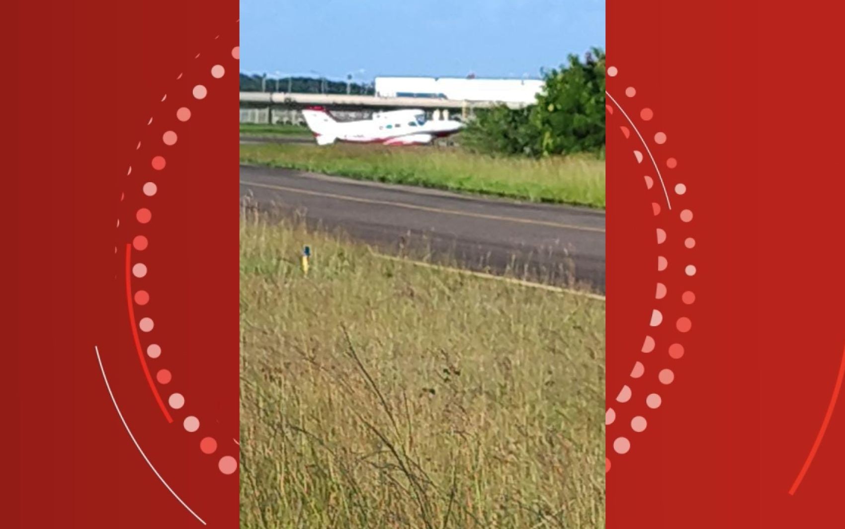 Avião para em área de vegetação após fazer pouso de emergência no aeroporto de Salvador