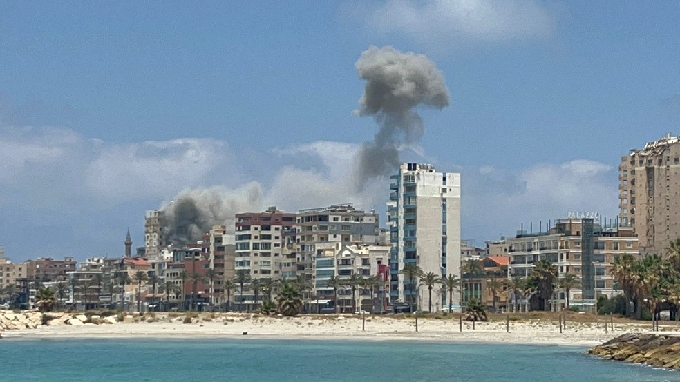 Fumaça é vista da enseada de Tiro, no sul do Líbano, após um ataque de Israel à cidade, em 9 de junho de 2026. — Foto: Reuters