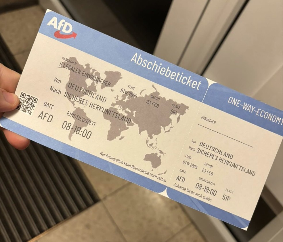 AfD distribuiu folhetos em formato de passagem aérea sinalizando deportação de imigrantes — Foto: Reprodução/X