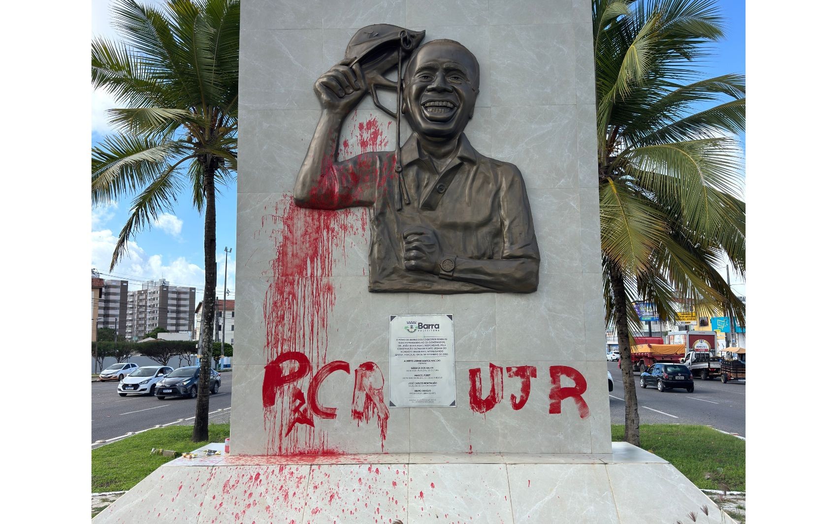 Jovens são flagrados pichando monumento em homenagem ao ex-governador João Alves na Barra dos Coqueiros