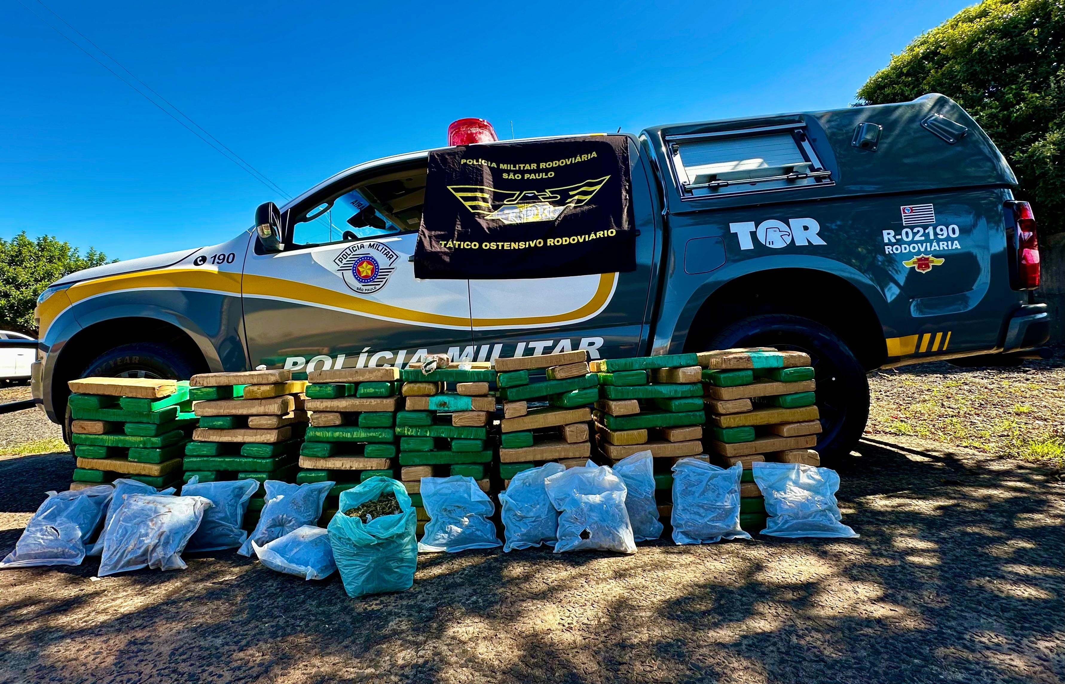 Quatro pessoas são presas em Pongaí após serem flagradas com mais de 200 kg de maconha em carro
