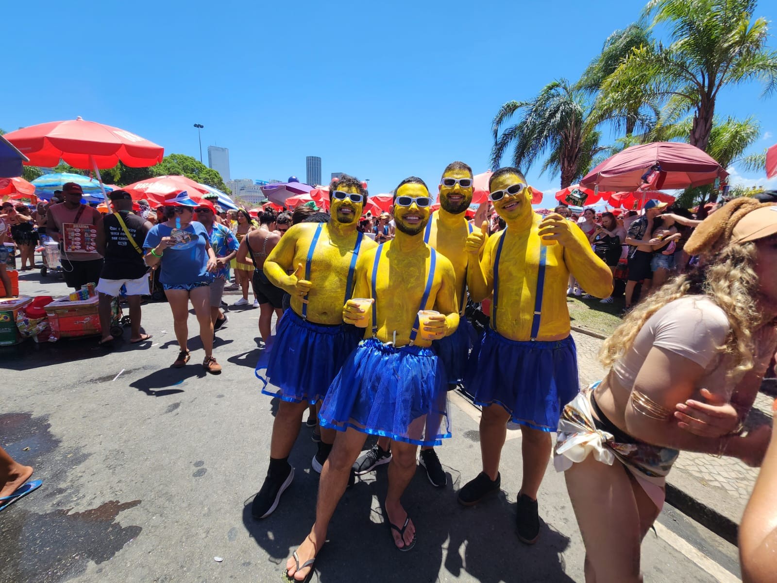 Segunda-feira de carnaval tem Beatles, Mamonas e funk no Rio; FOTOS
