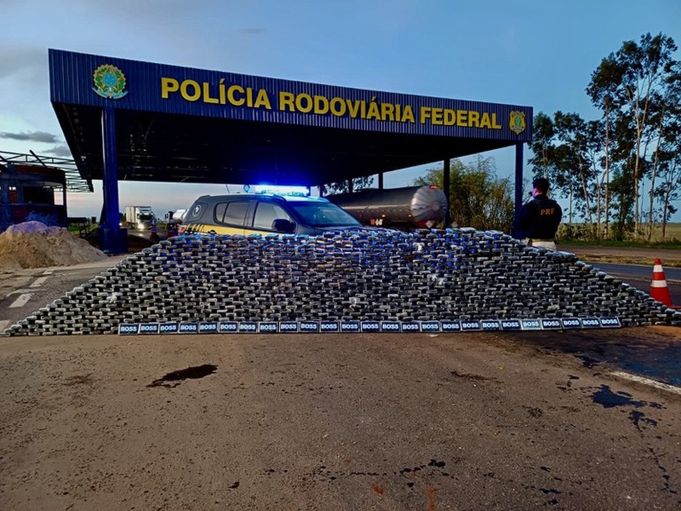 Motorista é preso por transportar mais de 900 kg de cocaína escondidos em carga de milho em MT — Foto: PRF