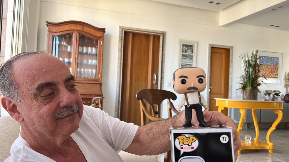 Fuad Noman mostrando boneco inspirado nele mesmo, no estilo 'Funko Pop'. O suspensório, adereço oficial do prefeito, não poderia faltar. — Foto: Acervo Pessoal