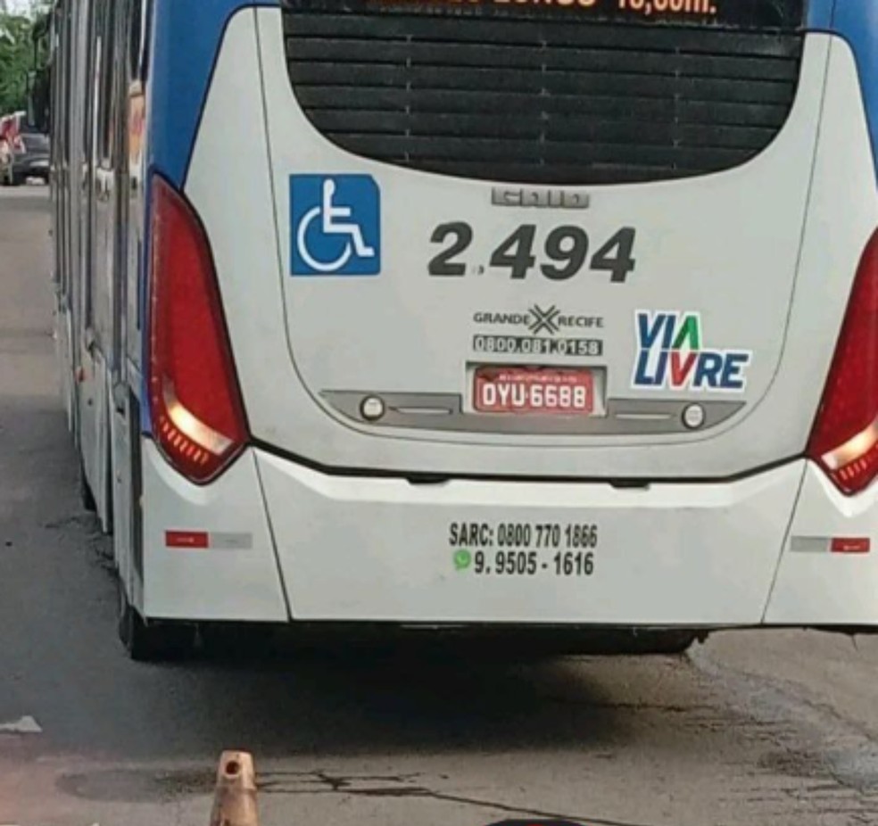 BRT que atropelou pedestre na Avenida Caxangá, na Zona Oeste do Recife — Foto: Reprodução/WhatsApp