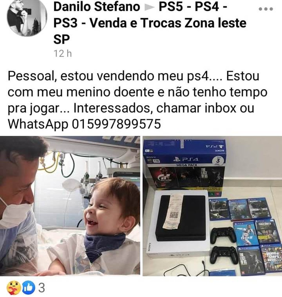 Dois pais felizes ensinando o filho a usar o aplicativo online no celular.  menino jogando o jogo no celular. família em casa e conceito de comunicação