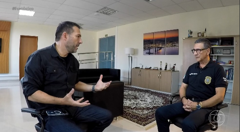 O repórter Maurício Ferraz entrevista o delegado-geral da Polícia Civil do Espírito Santo sobre a investigação — Foto: Reprodução/TV Globo