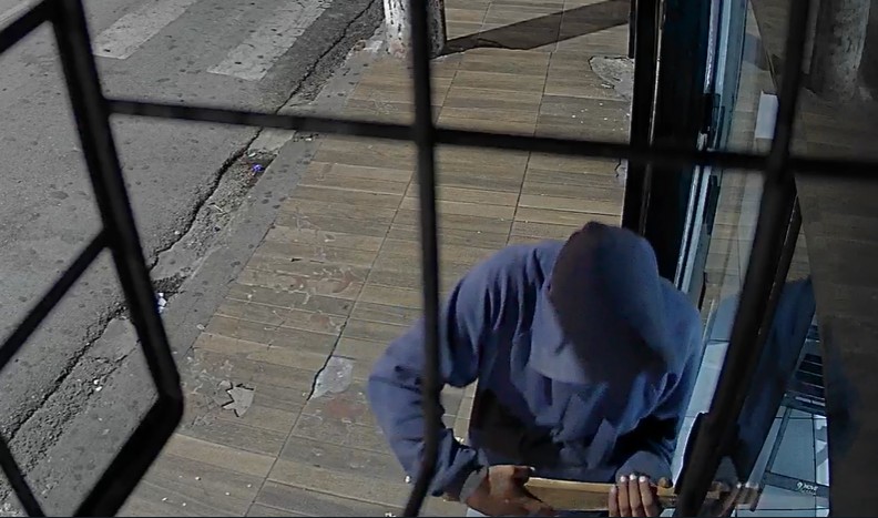 VÍDEO: câmera registra invasão e furto a loja no Centro de Itapeva