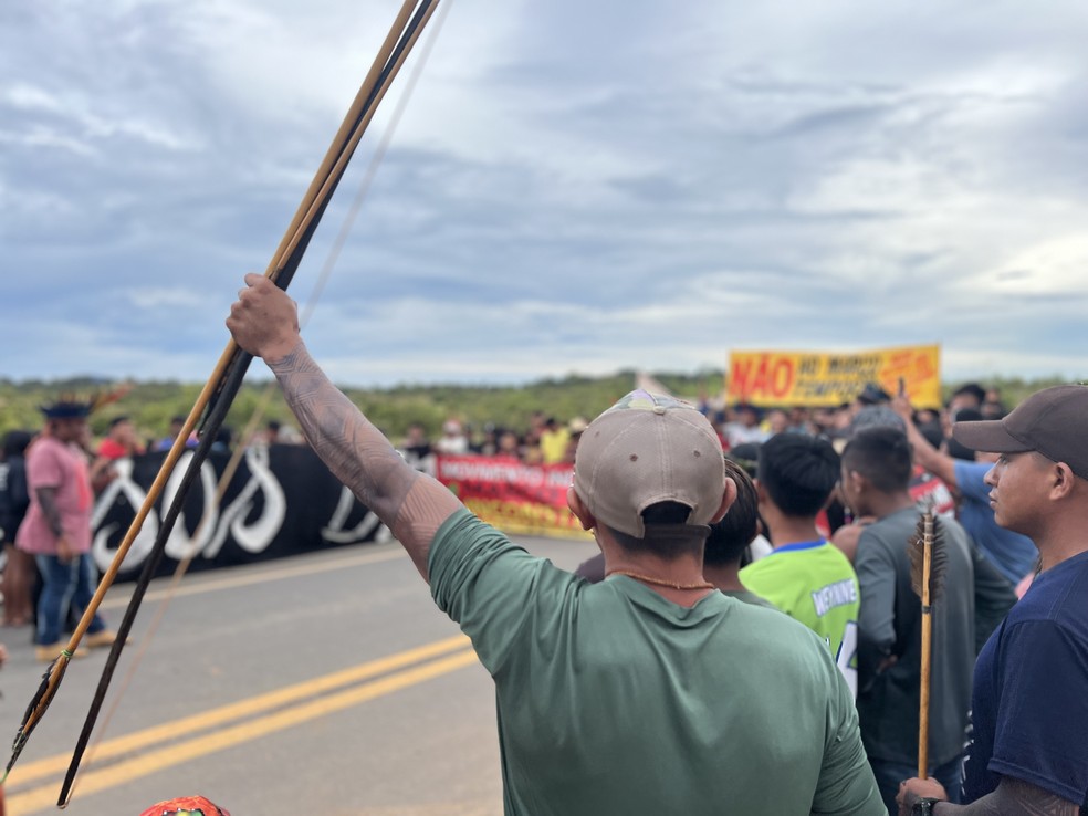 Indígena segura arco e flecha em manifestação contra o Marco Temporal em Roraima — Foto: Caíque Rodrigues/g1 RR
