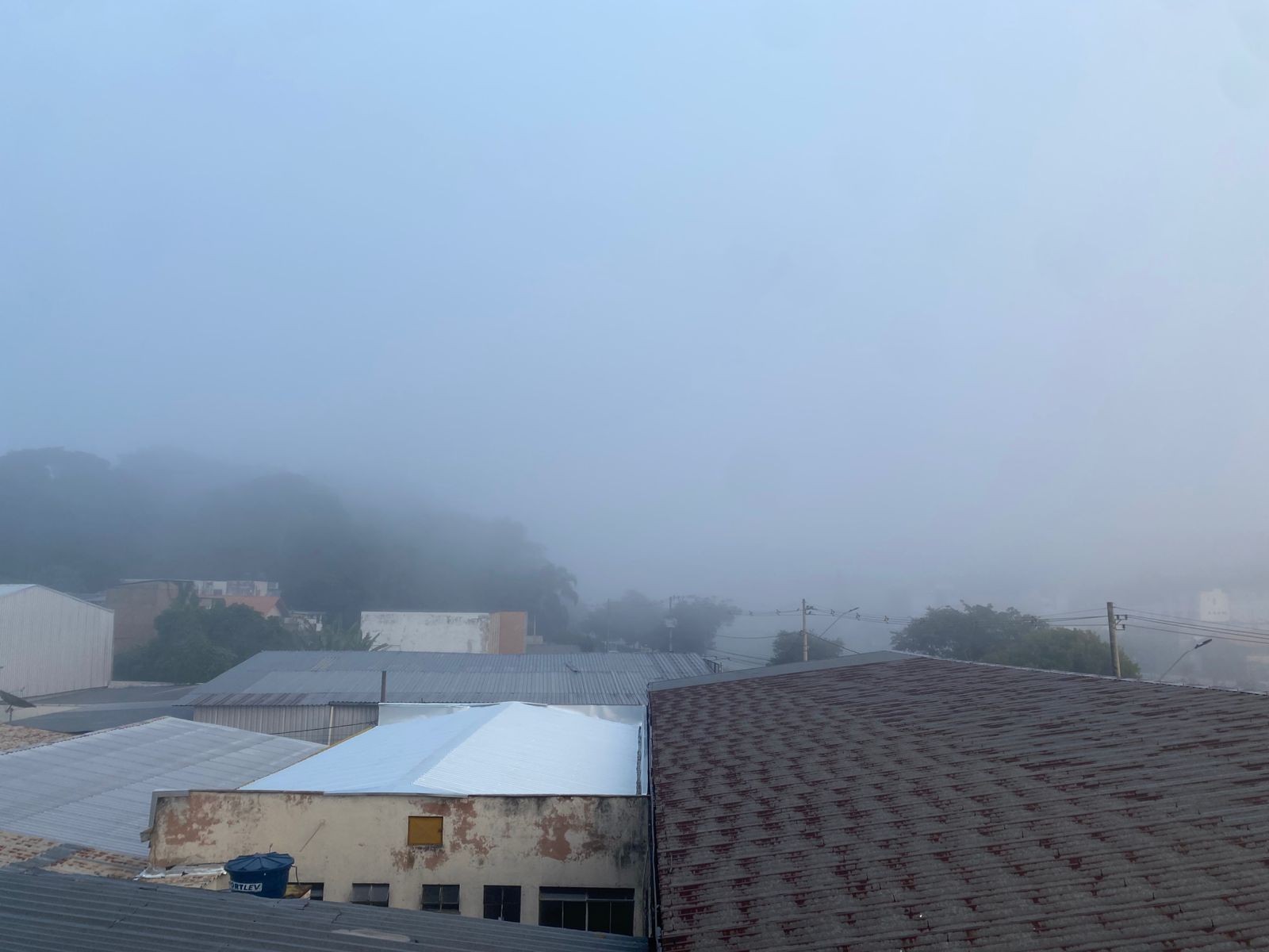 Frio e neblina pela manhã e elevação das temperaturas à tarde: Juiz de Fora e região seguem com variações climáticas