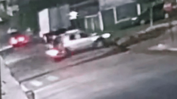 VÍDEO: Em fuga, bandido dá cambalhota no ar após bater moto em carro em MG