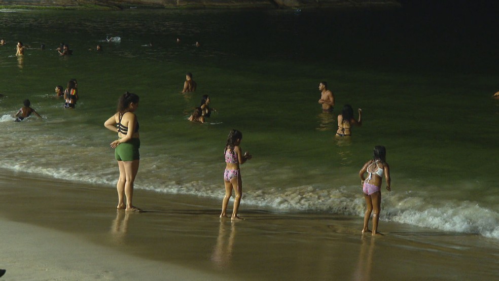 Corpo de Bombeiros alerta para os perigos do banho de mar noturno — Foto: Reprodução/TV Globo