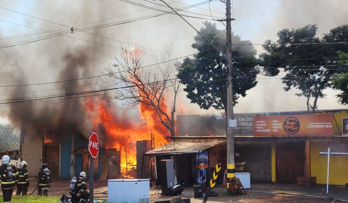 Incêndio de grandes proporções consome madeireira em Campinas​‌​
