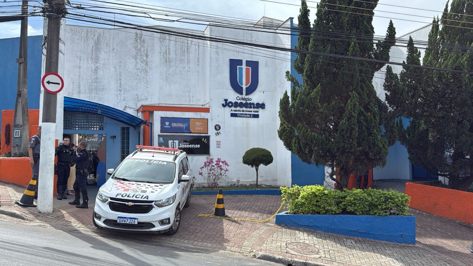 Criminosos armados invadem escola particular, rendem funcionários e fogem após assalto em São José