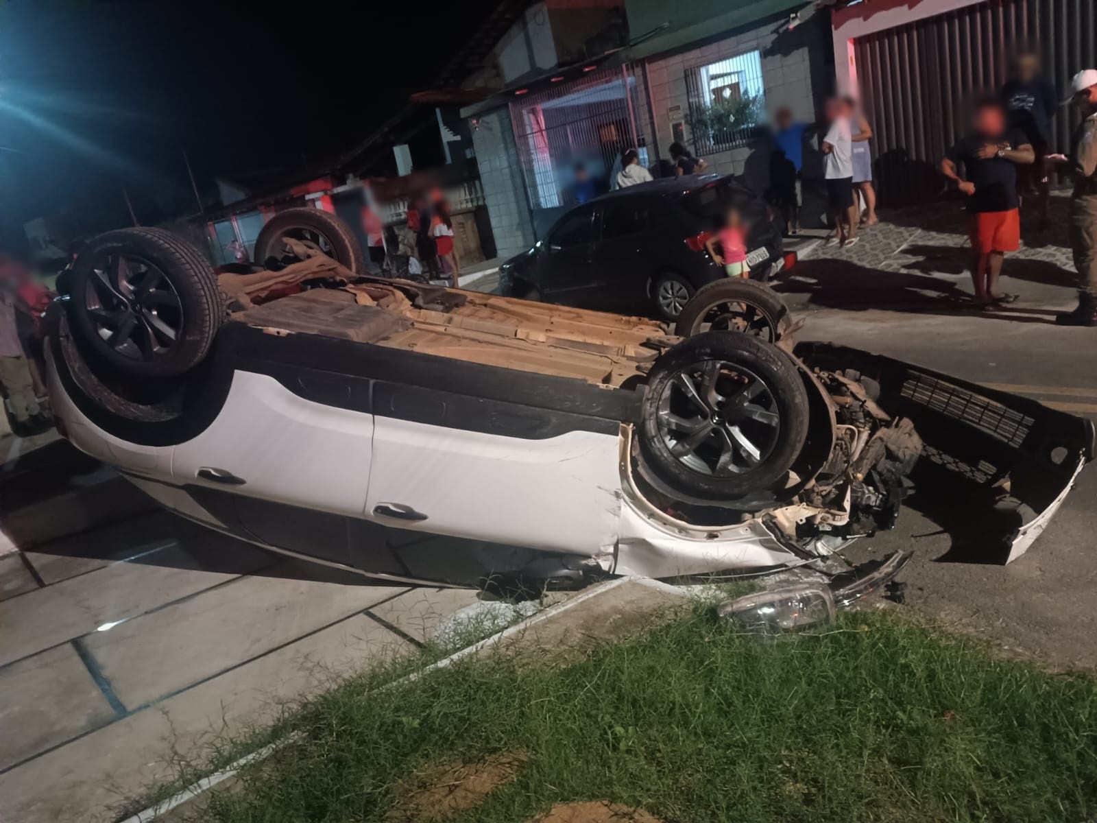 Vídeo: mulher fica ferida após bater em carro estacionado e capotar veículo no litoral do Piauí