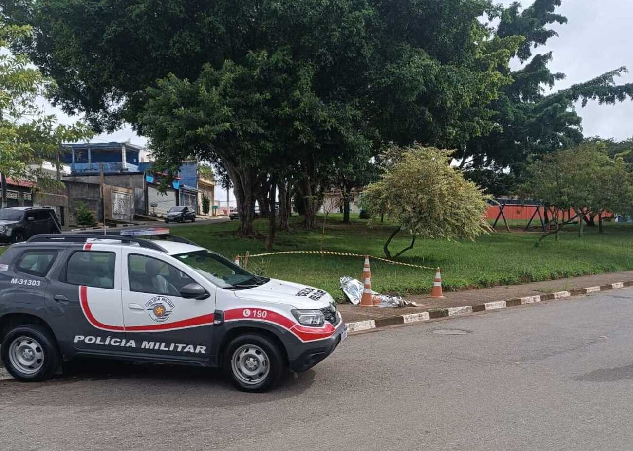 Homem é encontrado morto em praça de Arujá