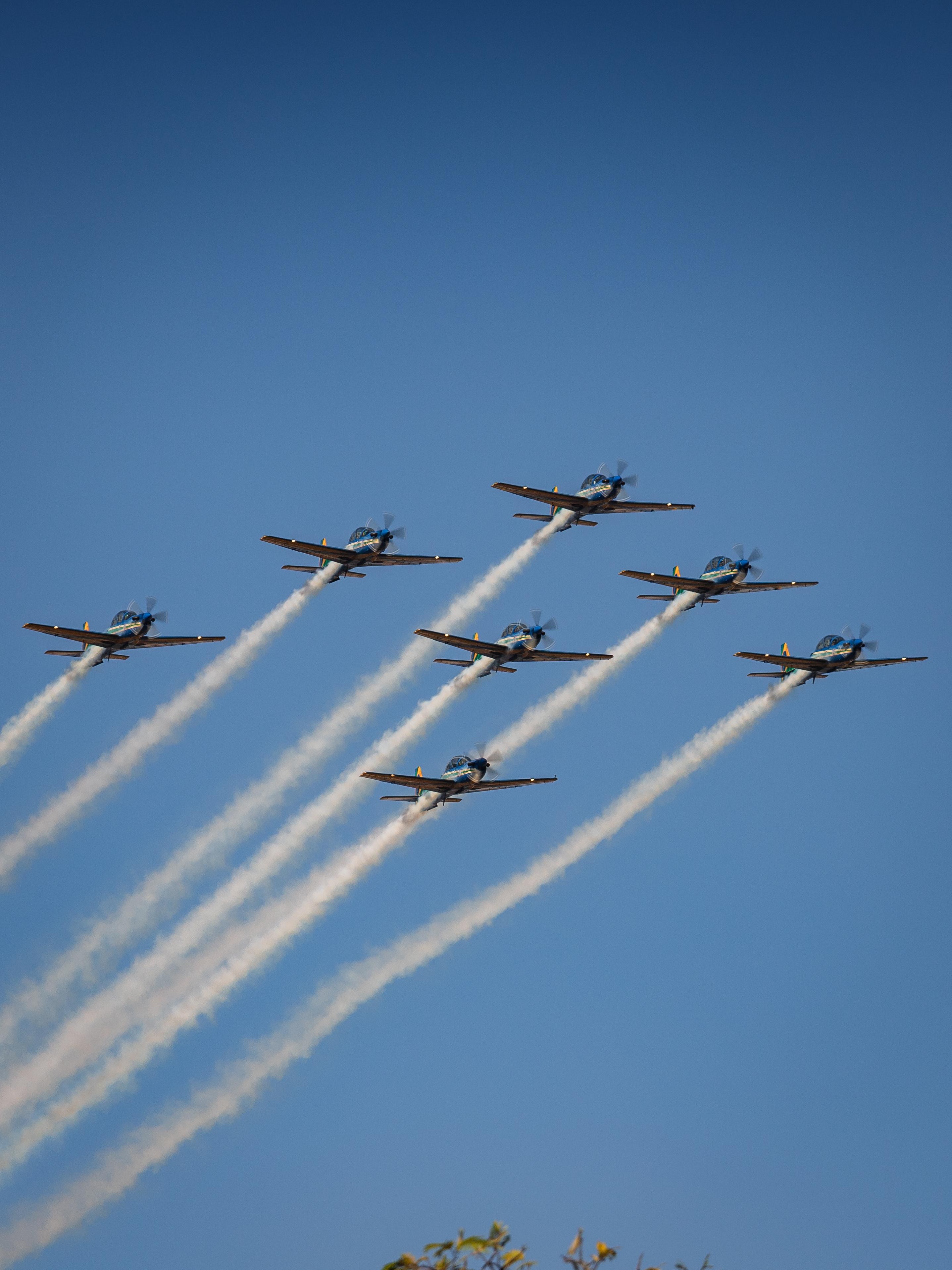 Esquadrilha da Fumaça realiza apresentação em Feira de Aviação Desportiva, em Regente Feijó
