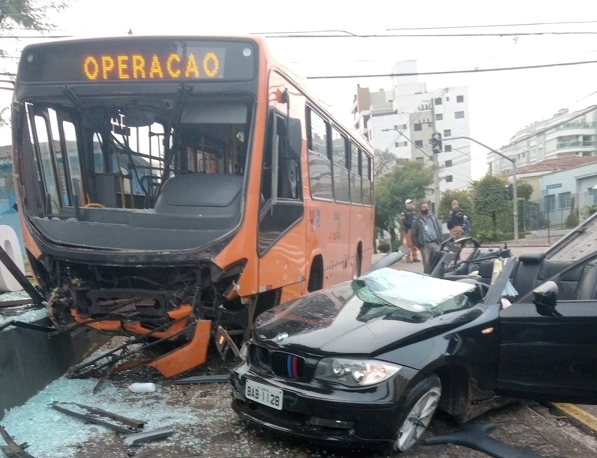 Quatro pessoas ficam feridas em acidente entre carro de luxo e ônibus ...
