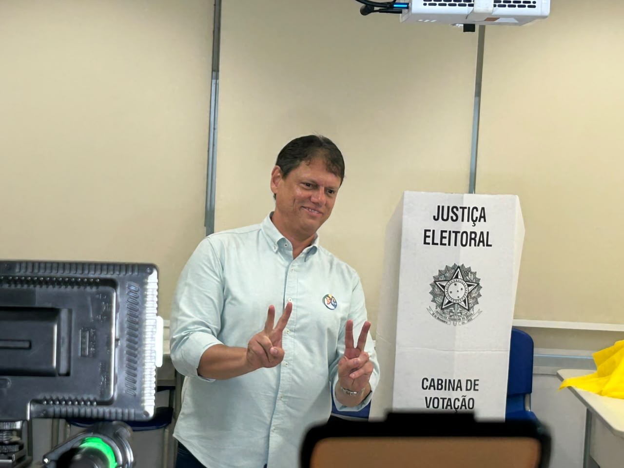 Reeleito governador de SP, Tarcísio de Freitas vota no segundo turno da eleição presidencial na capital