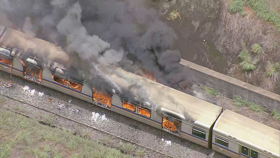 Vago do metr pega fogo em guas Claras, no DF — Foto: TV Globo/Reproduo