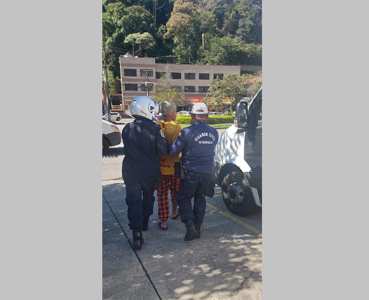 Guarda Municipal conduz flanelinha à delegacia por suspeita de injúria racial em Petrópolis