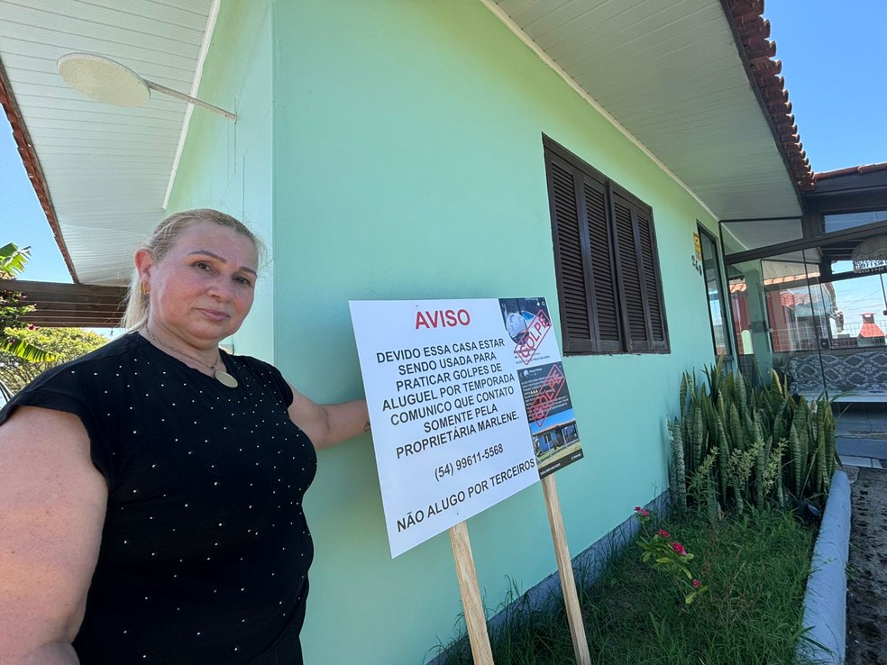 Mulher instalou placa após ter casa usada no golpe do falso aluguel — Foto: Vítor Rosa/RBS TV