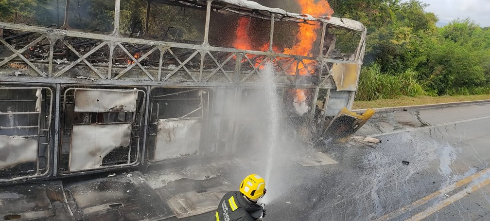 Ônibus de turismo que seguia de Montes Claros para Porto Seguro pega fogo  na BR-251