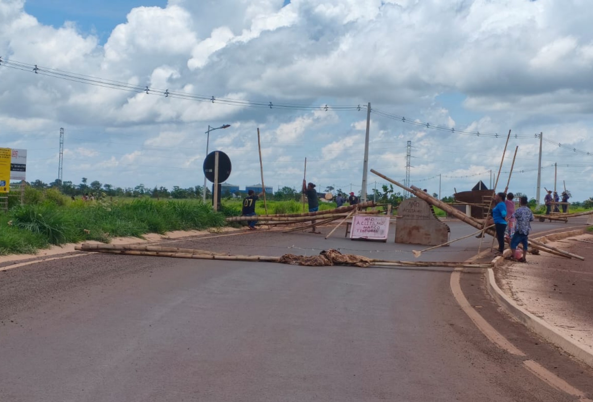 Indígenas voltam a bloquear parcialmente trecho de rodovia em Dourados