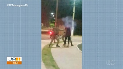 Homem é atingido por tiros de arma não letal e chutes após abordagem policial