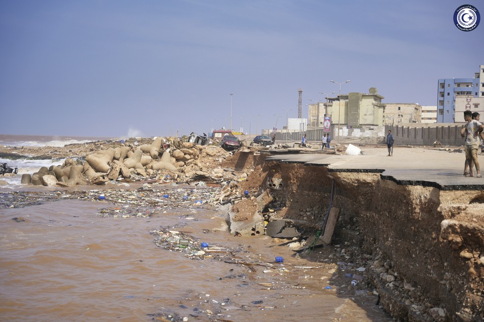 Foto mostra estrada desmoronada após enchente na Líbia em 11 de setembro de 2023 — Foto: Governo da Líbia via Associated Press