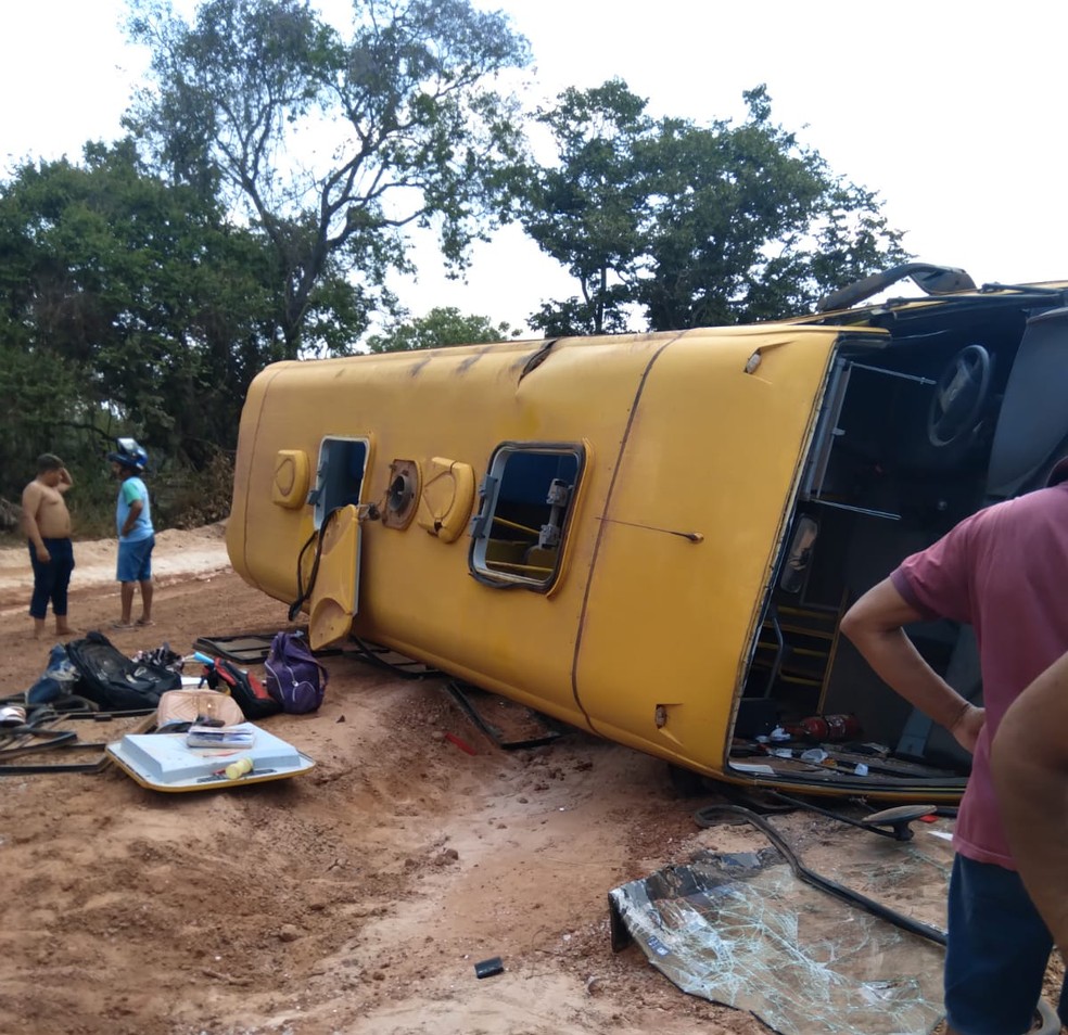 Adolescente morre após tombamento de ônibus escolar em José de Freitas — Foto: Divulgação