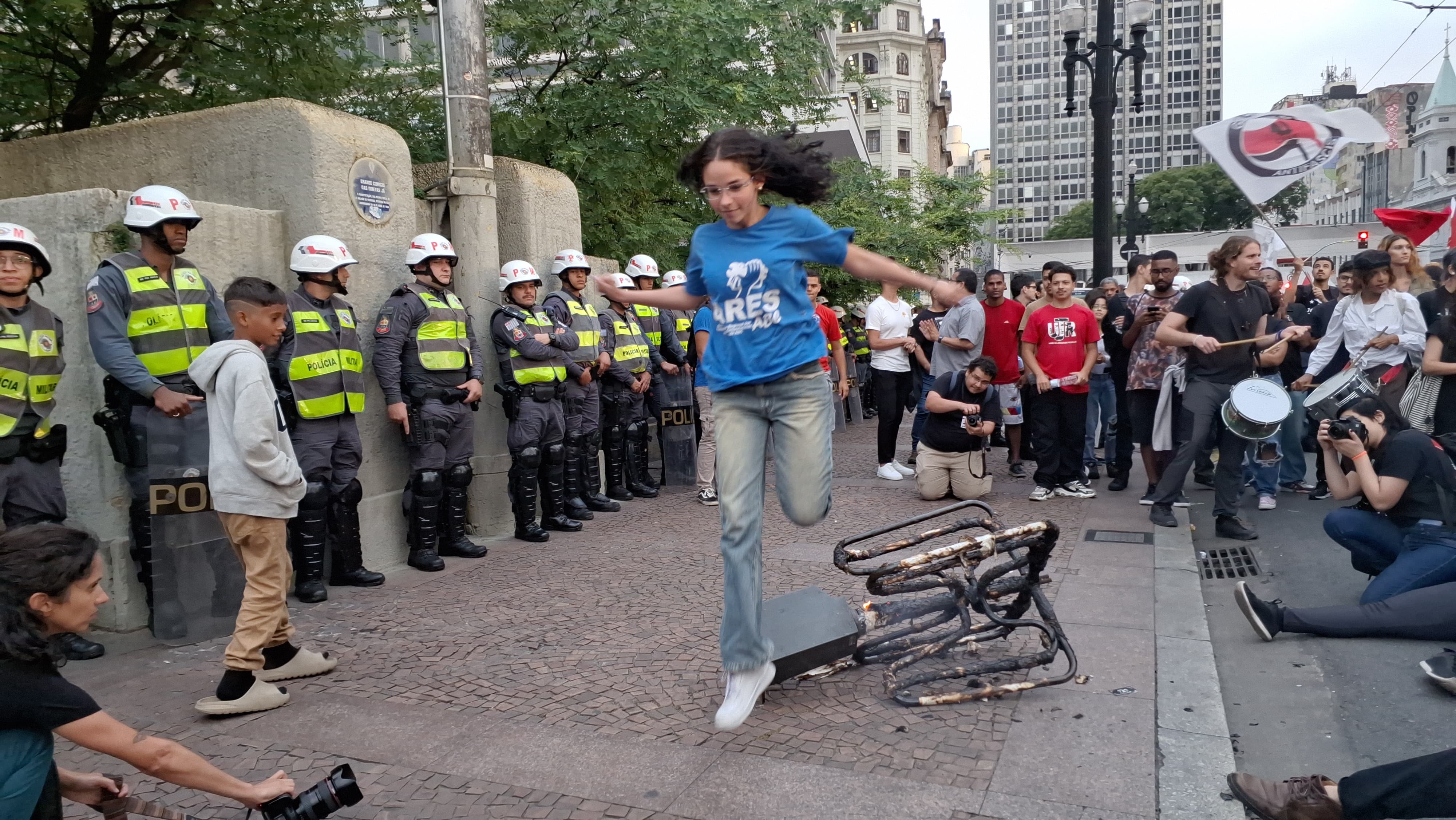 Manifestantes fazem protesto contra aumento da tarifa do transporte público no Viaduto do Chá, no Centro