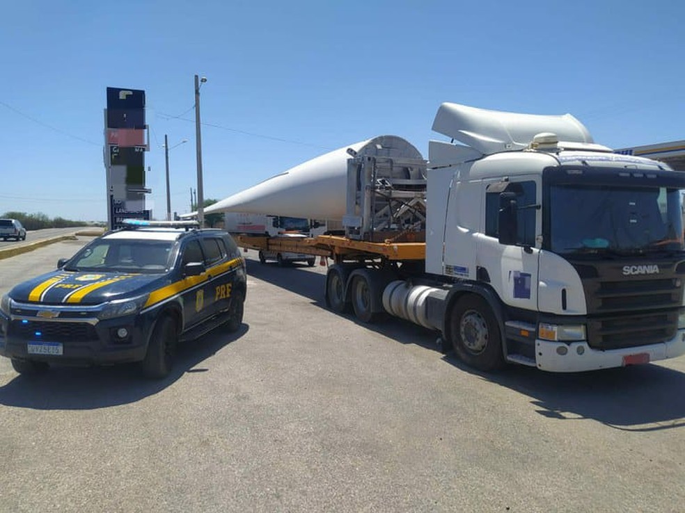Polícia Rodoviária Federal realiza escolta de pás eólicas — Foto: PRF/Divulgação