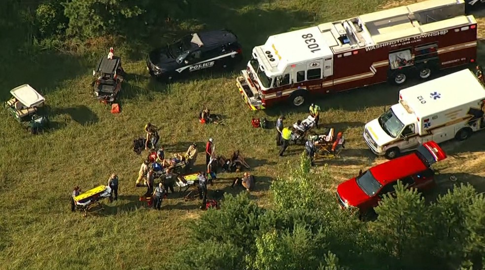 Equipes trabalham para socorrer vítimas após queda de avião nos EUA — Foto: WCAU via NBC News