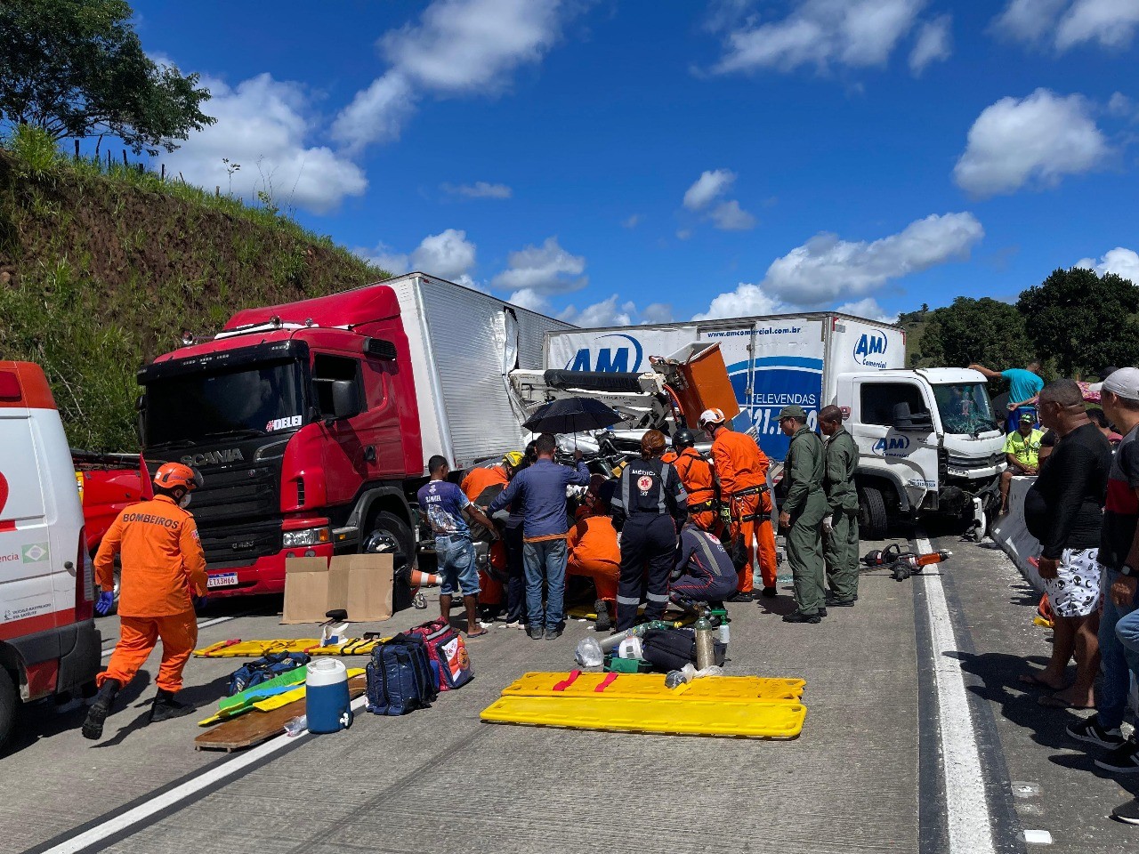 Acidente deixa mortos e feridos em Joaquim Gomes, interior de Alagoas — Foto: Luzamir Carneiro/JG Notícias
