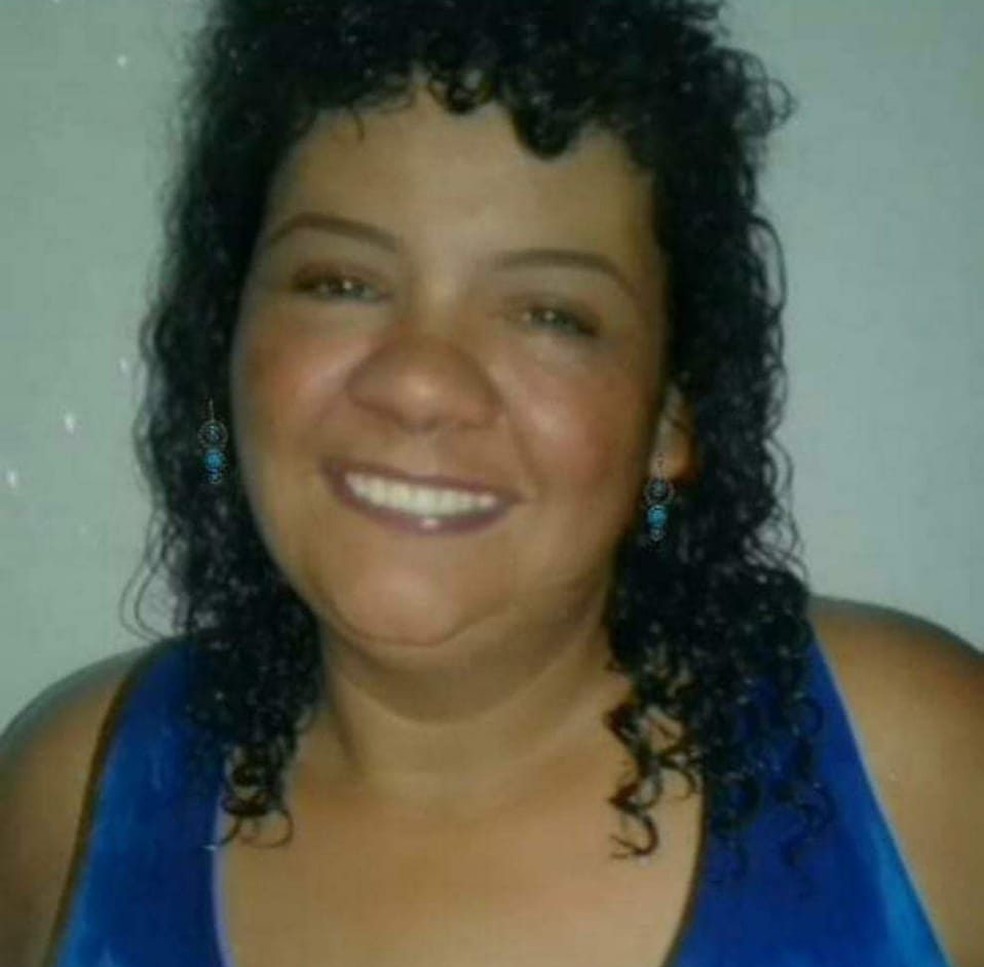 Claudia Pereira de Oliveira, de 50 anos, morreu após ter o corpo queimado pelo namorado — Foto: Reprodução/Facebook