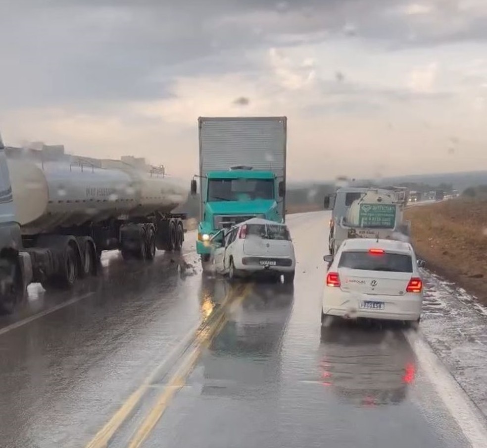 Quatro pessoas que estavam no carro morreram — Foto: Reprodução