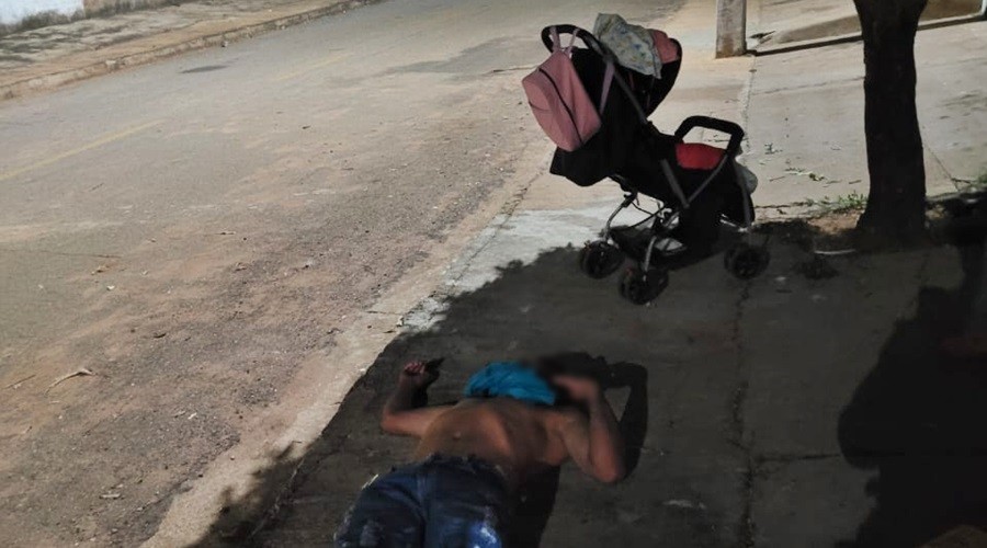Pai embriagado é encontrado dormindo na rua ao lado de bebê e preso por abandono de incapaz em MT
