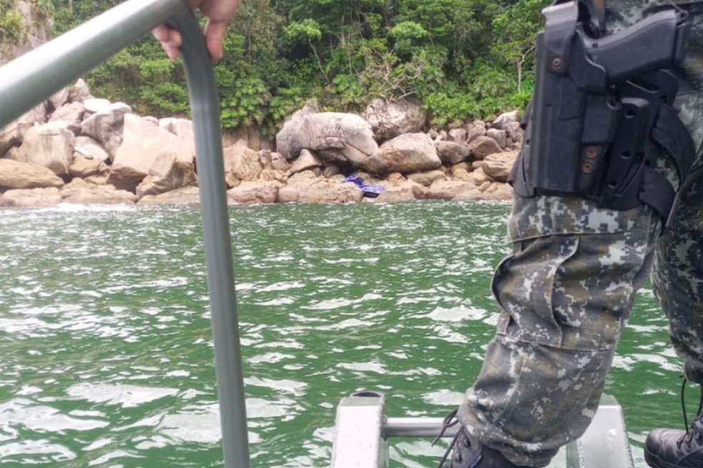 Moto aquática foi encontrada pela PM Ambiental Marítima nas pedras próximas à Ilha das Palmas — Foto: PM Ambiental Marítima/Divulgação