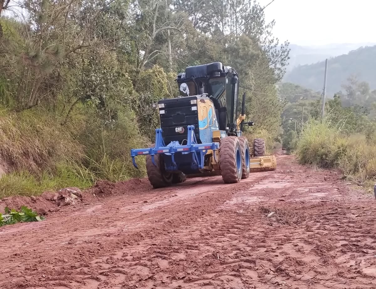 Zeladoria Municipal segue com serviços de limpeza e roçada em toda a cidade