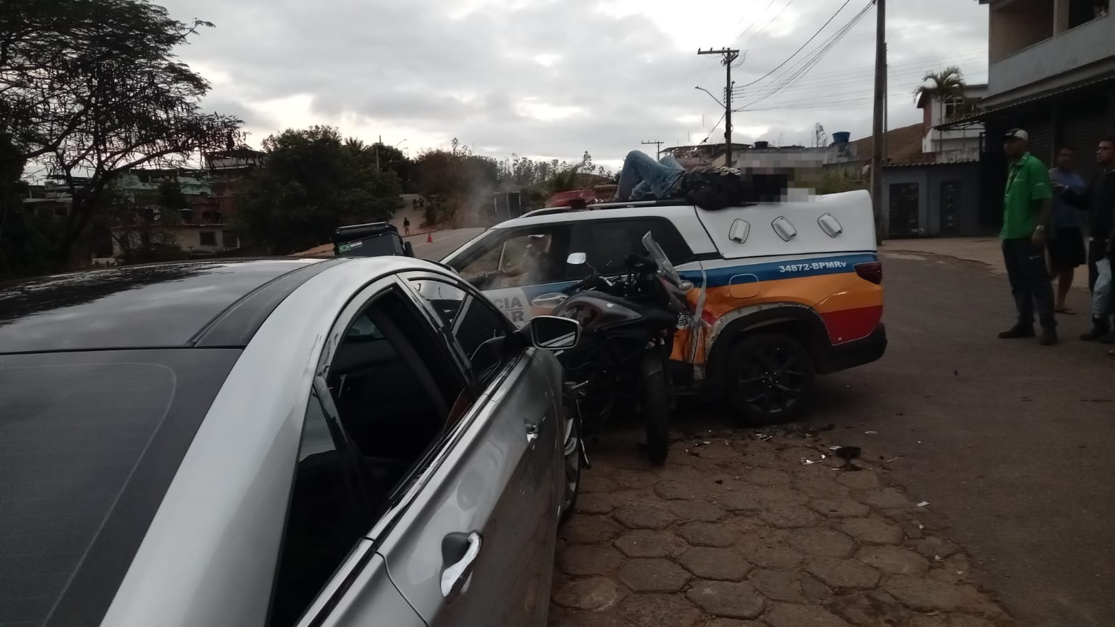 Motorista embriagado bate em moto e em viatura da PM que fazia blitz na BR-356