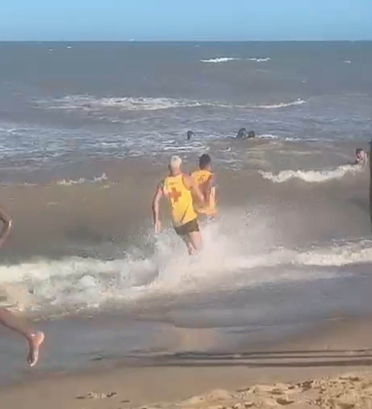 Grupo de jovens é arrastado por correnteza na praia de Grussaí, em São João da Barra; vídeo 