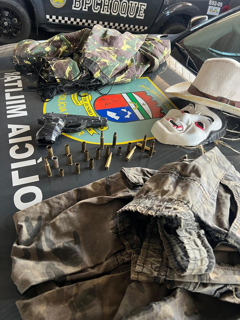 Simulacro de arma de fogo e outros materiais apreendidos em um acampamento na área de mata — Foto: PMRN/Divulgação