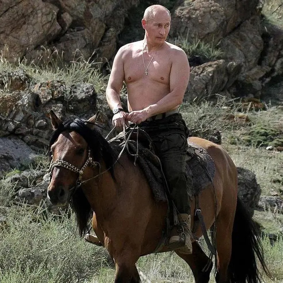 Imagens de Putin em momentos de 'macho man' são muito exploradas pelo Kremlin. — Foto: Getty Images via BBC