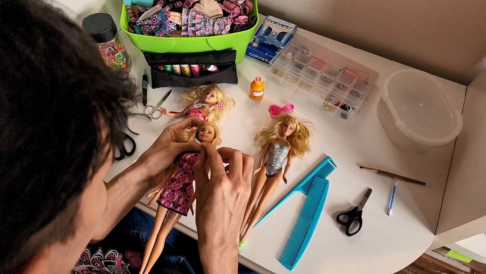 Ele devolve a glória a Barbies antigas: 'Todas têm uma história