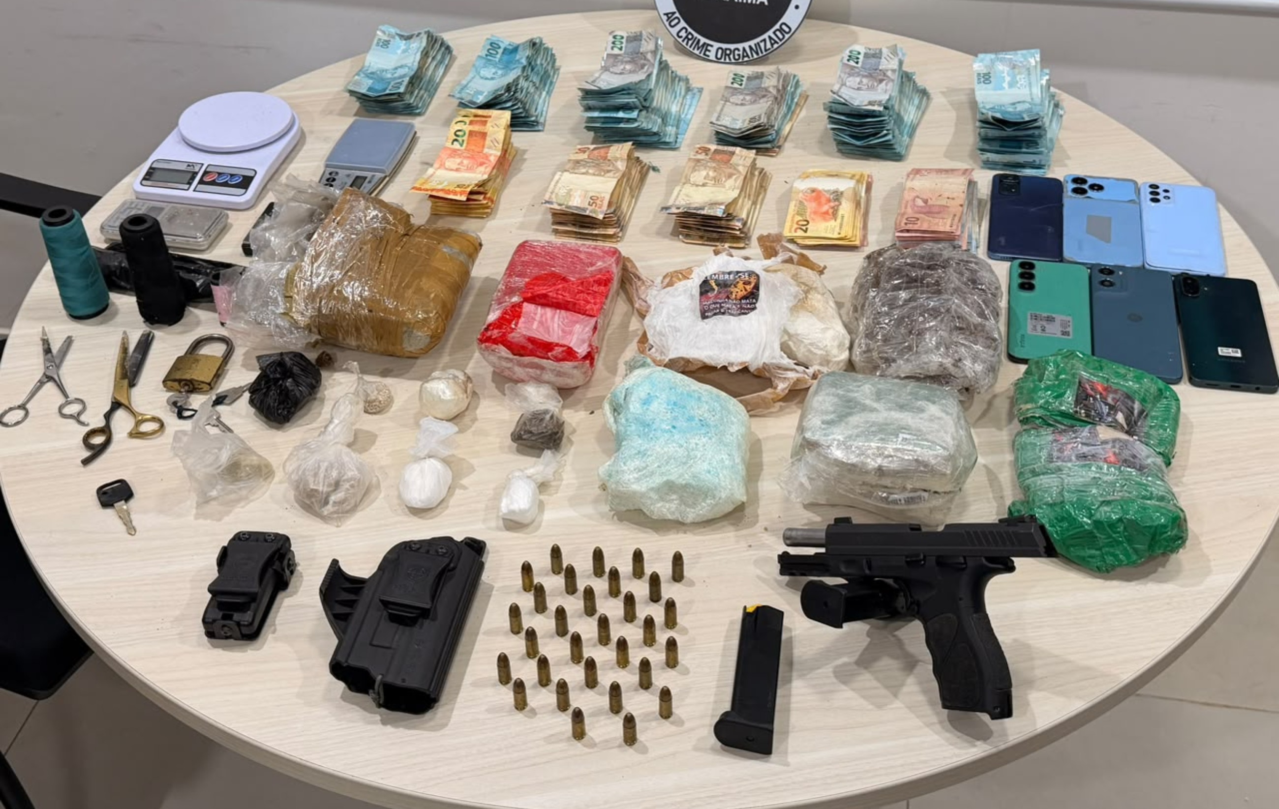 Quatro homens são presos com 2,5 kg de drogas, uma arma e R$ 35 mil em Rorainópolis