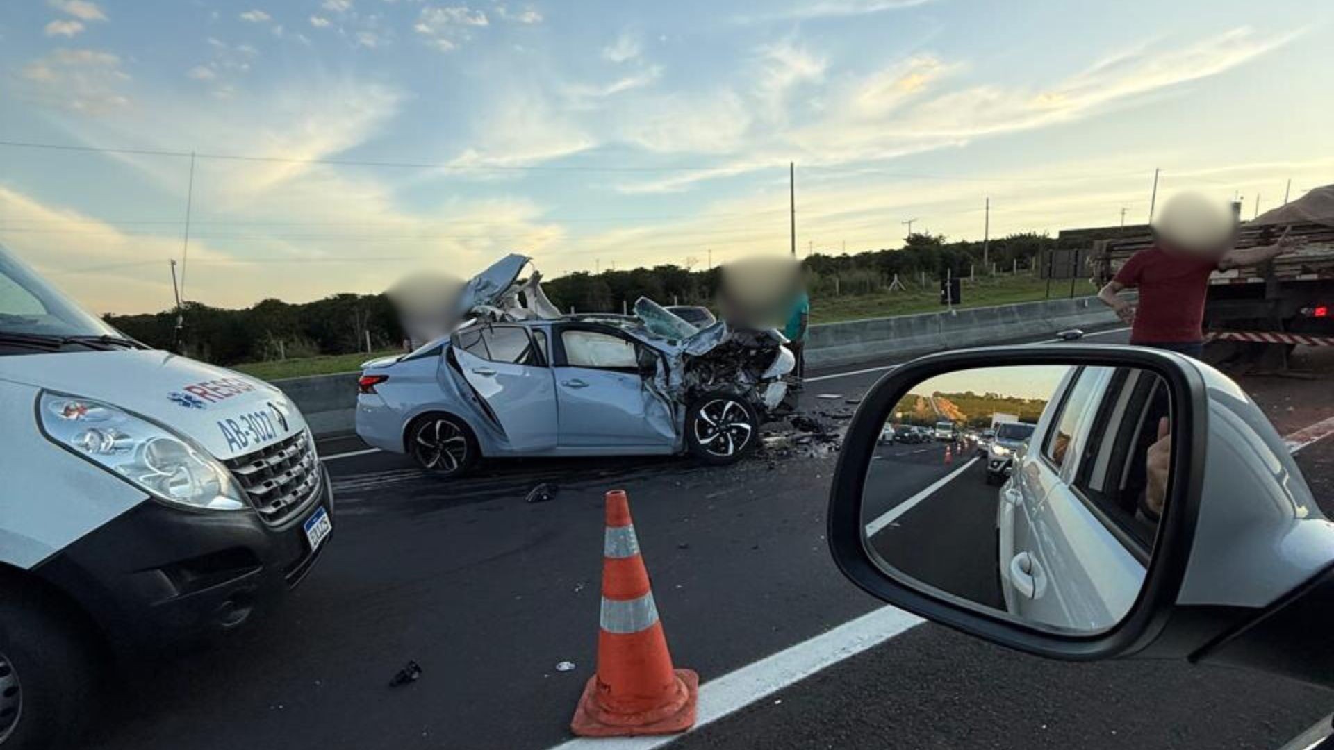 Motorista fica gravemente ferido em acidente entre carro e caminhão na SP-294 em Vera Cruz
