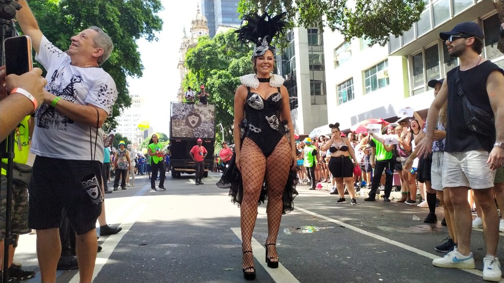 Paolla Oliveira no Cordão da Bola Preta na manhã deste sábado (14) — Foto: Patrícia Teixeira / g1
