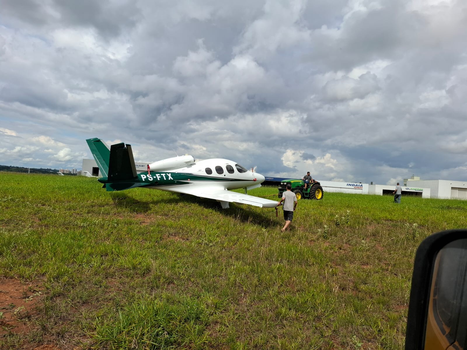 Aeronave sai da pista e paralisa pousos e decolagens no Aeroporto de Jundiaí 